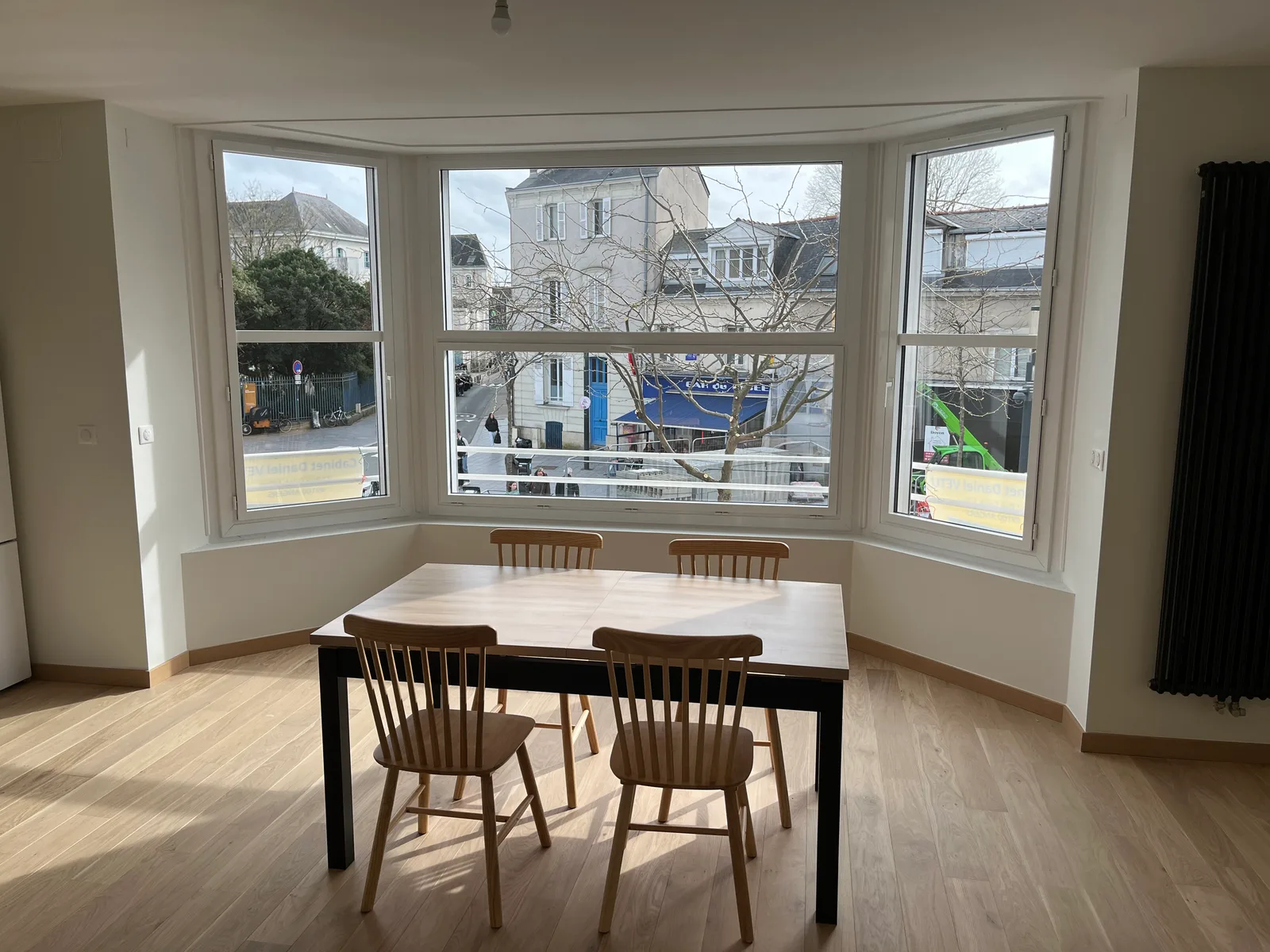 Salle à manger lumineuse avec bow-window — rénovation ARPE