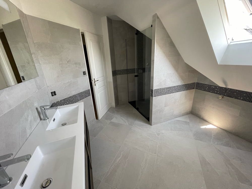 Salle de bain rénovée sous combles — chantier ARPE