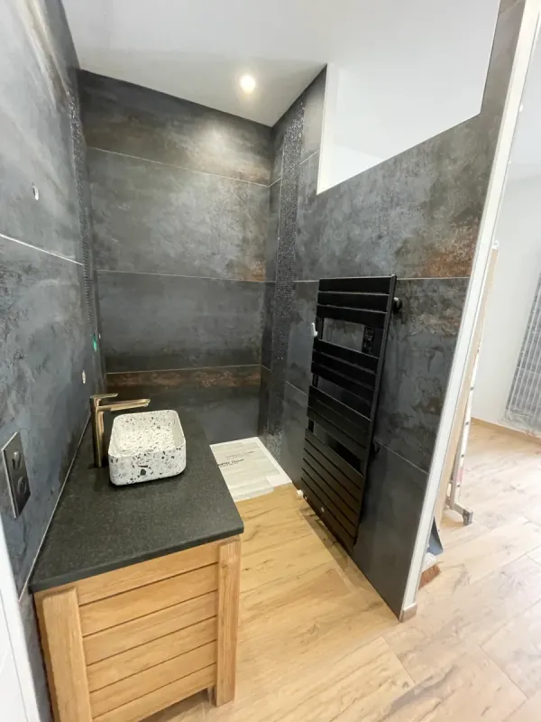 Salle de bain rénovée par ARPE, chantier Chameau